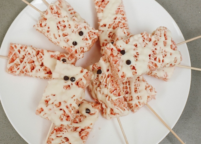 Puffreis in Vierecken auf einem Holzspieß mit einer Zuckerglasur und Choco-Chips als Augen