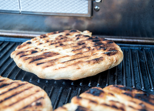 Fladenbrot auf dem Grill