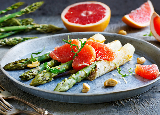 Ein Teller mit Spargel im Cashewmanten und Grapefruit.