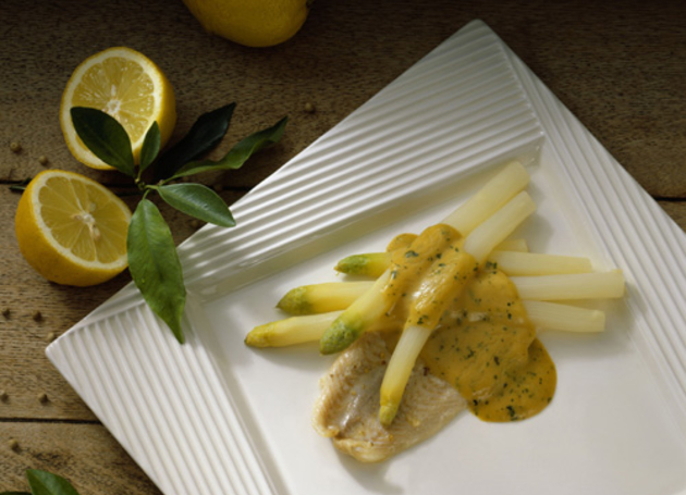 Spargel auf Seezunge mit Kräuter-Hollandaise