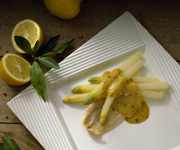 Spargel auf Seezunge mit Kräuter-Hollandaise