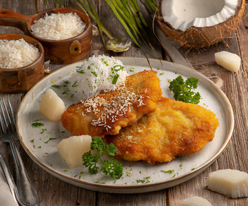 Pouletschnitzel im Kokosmantel mit Kokosnuss und Kokosraspeln.