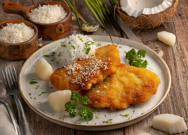 Pouletschnitzel im Kokosmantel mit Kokosnuss und Kokosraspeln.