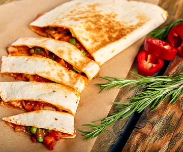 BBQ-Quesadilla mit geröstetem Mais, Peperoni und Avocado