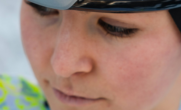 Radfahrerin des Cycing Team Ost richet ihren Helm