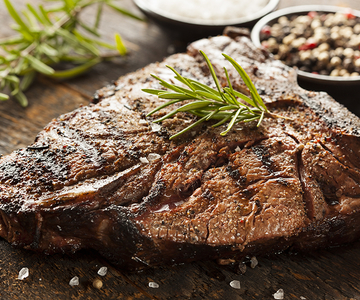 T-Bone Steaks mit Olivenbutter