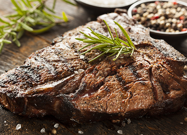 T-Bone Steaks mit Olivenbutter