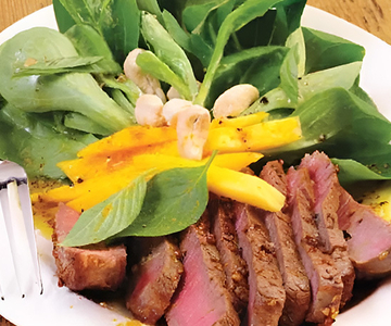 Feldsalat mit Mango und Steakstreifen