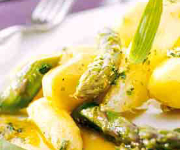 Spargel-Ragout mit Frühkartoffeln an Bärlauchpesto