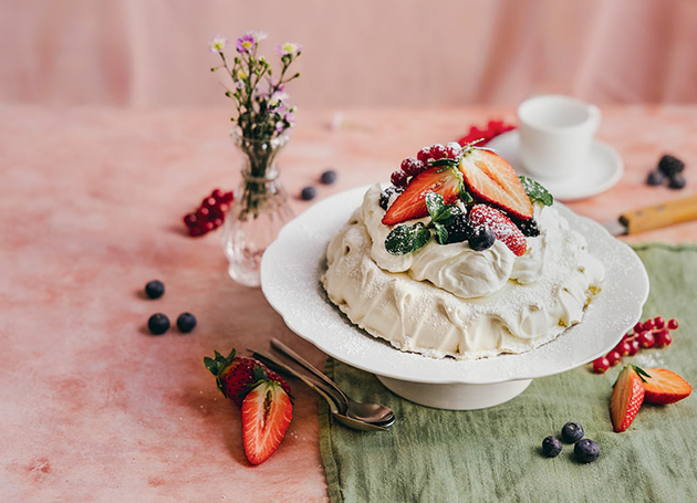 Pavlova mit Beeren und Ingwer