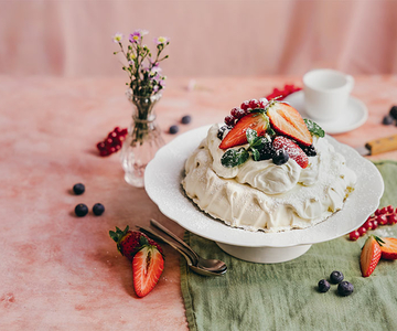 Pavlova mit Beeren und Ingwer