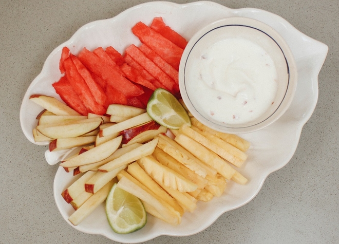 Ein Teller mit Obst-Sticks und einem Kokos-Limetten-Dip