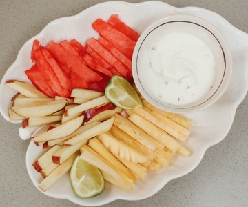 Ein Teller mit Obst-Sticks und einem Kokos-Limetten-Dip