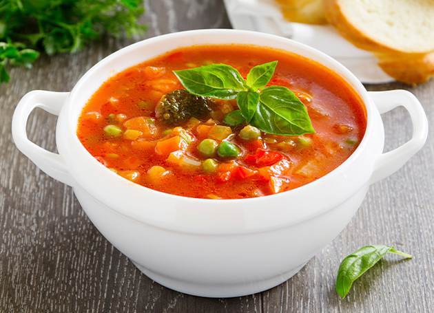 Frühlingsminestrone mit geriebenem Parmesan