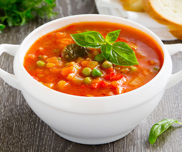 Frühlingsminestrone mit geriebenem Parmesan