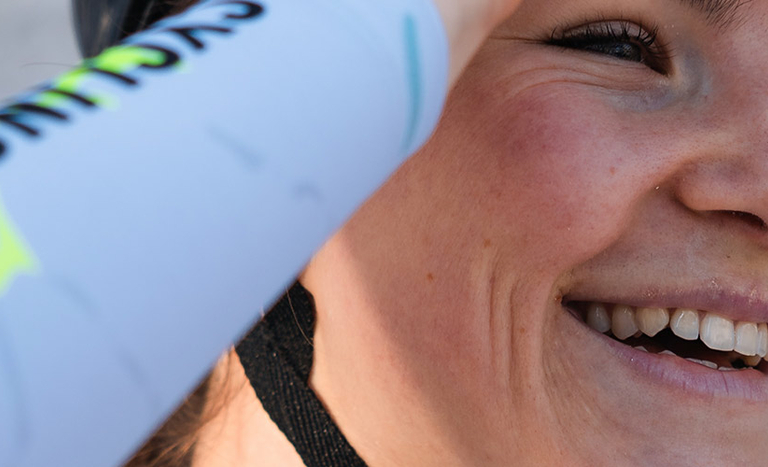 Radfahrerin des Cycling Team Ost setzt ihre Brile auf