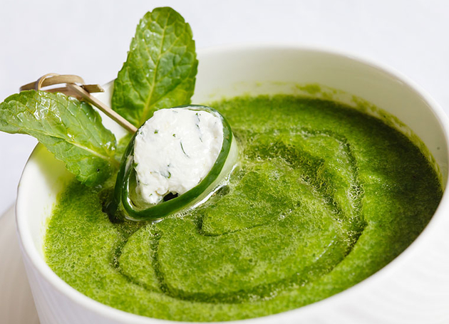 Spinatcrèmesuppe mit Frischkäsenocken