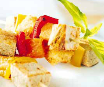 Brot-Gemüse-Spiesse mit scharfer süss-saurer Sauce