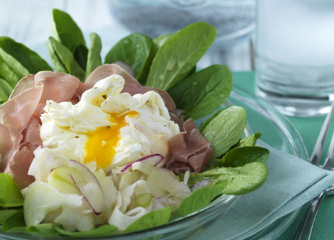 Verlorenes Ei auf Gemüsesalat