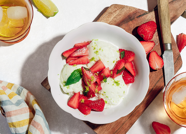 Marinierte Erdbeeren mit Limette, Basilikum und Sauerrahmglacé