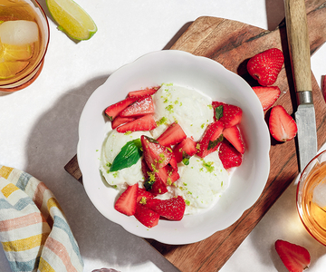 Marinierte Erdbeeren mit Limette, Basilikum und  Sauerrahmglacé