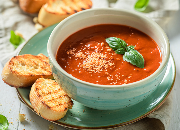 Tomato-Basilikum-Suppe mit Pesto-Croûtons
