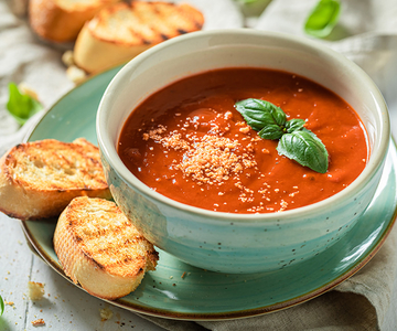 Tomato-Basilikum-Suppe mit Pesto-Croûtons