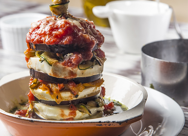 Aubergine-Tomatentürmli mit Mozzarella