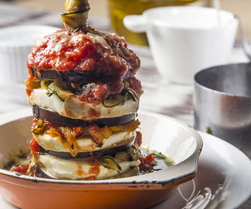 Aubergine-Tomatentürmli mit Mozzarella