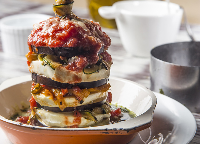 Aubergine-Tomatentürmli mit Mozzarella