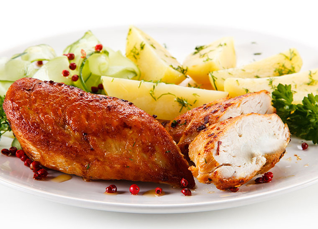 Pouletbrüstchen mit fruchtigem Gurkensalat und Salzkartoffeln