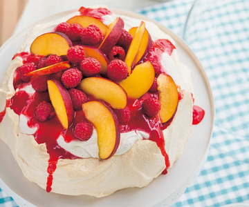 Pavlova mit Himbeeren und Nektarinen