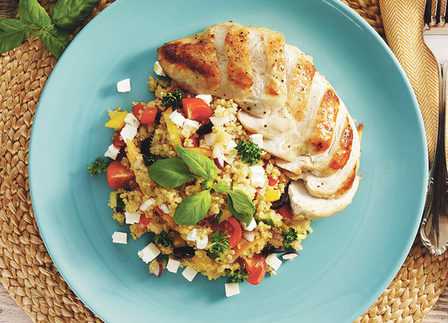 Mediterraner Quinoasalat mit Feta, Nektarinen und Poulet