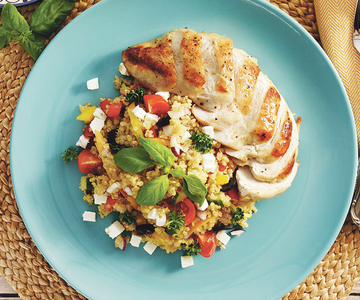 Mediterraner Quinoasalat mit Feta, Nektarinen und Poulet