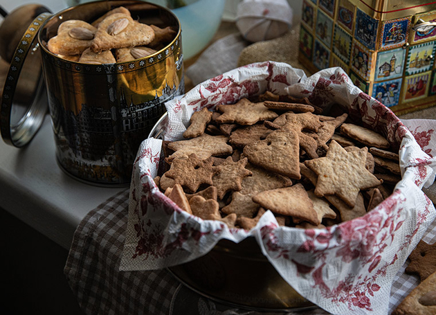 Blechdosen gefüllt mit Pepparkakor Keksen in verschiedenen Formen.