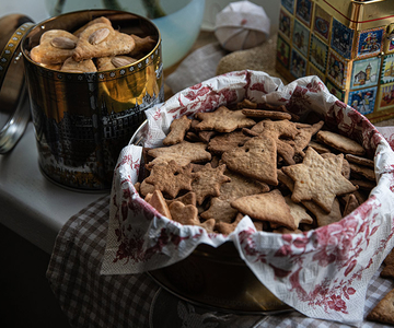 Blechdosen gefüllt mit Pepparkakor Keksen in verschiedenen Formen.