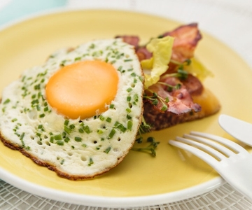 Rahmige Kräuterspiegeleier auf French Toast