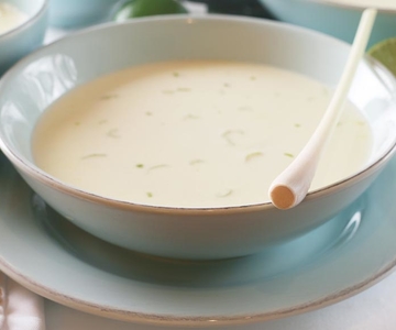 Kokos-Zitronengrassuppe mit gerösteten Cashewnüssen