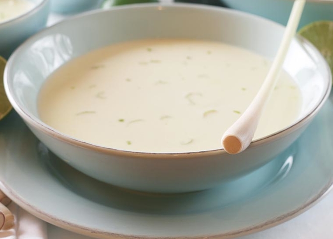 Kokos-Zitronengrassuppe mit gerösteten Cashewnüssen