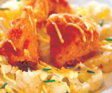 Panierte Pouletwürfel auf Blumenkohl mit Knoblauch-Mayonnaise