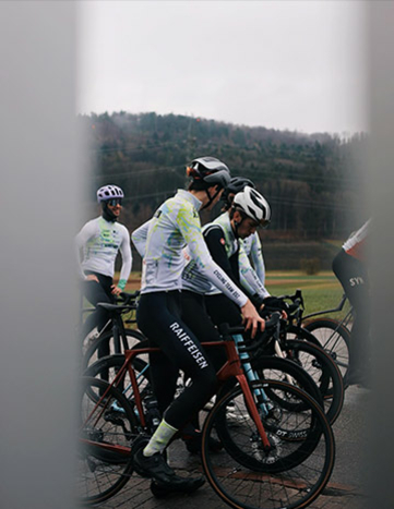 Gruppe von Radfahrer des Cycling Team Ost im Gespräch, gekleidet in Sportbekleidung.