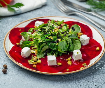 Wintersalate auf Wurzelgemüsecarpaccio an Kürbiskernölvinaigrette