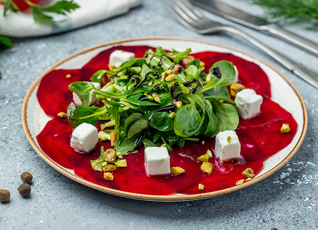 Wintersalate auf Wurzelgemüsecarpaccio an Kürbiskernölvinaigrette