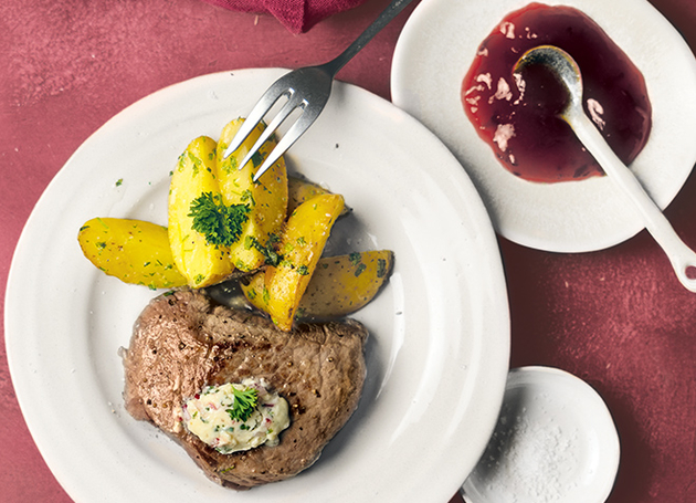 Wildsteak mit Radieslibutter, Kräuterkartoffeln & Zwetschgenketchup