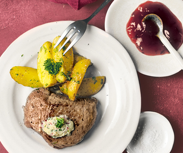 Wildsteak mit Radieslibutter, Kräuterkartoffeln & Zwetschgenketchup