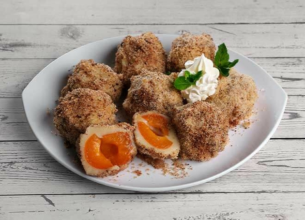 Aprikosenknödel mit Quarkteig