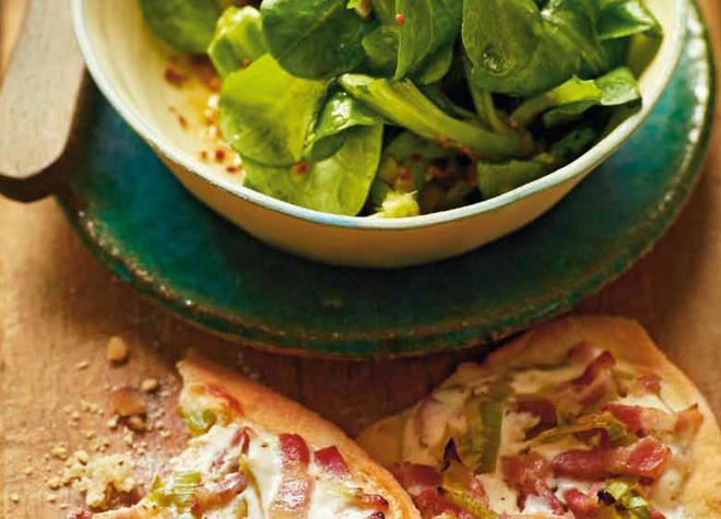 Feldsalat mit Mini-Flammkuchen