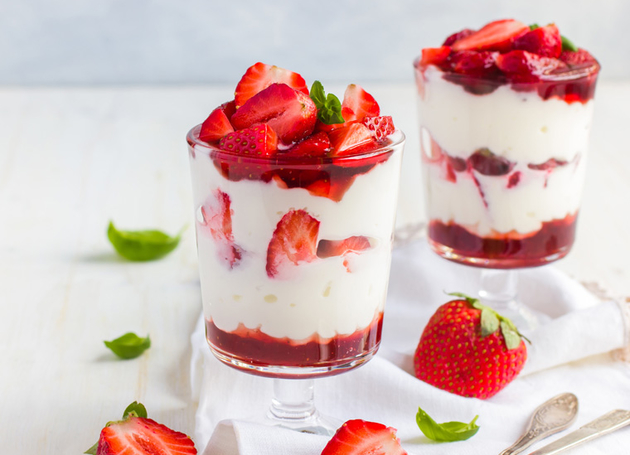 Schichtdessert mit Erdbeeren