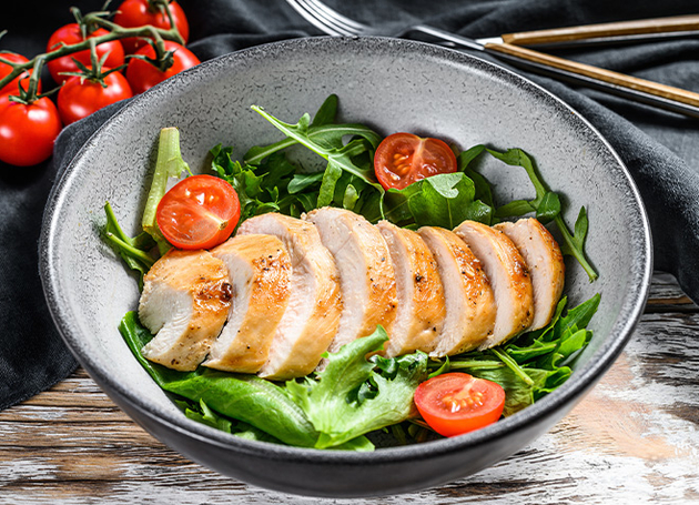 Salad-Bowl mit Poulet und Limettendressing