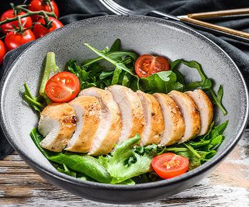 Salad-Bowl mit Poulet und Limettendressing